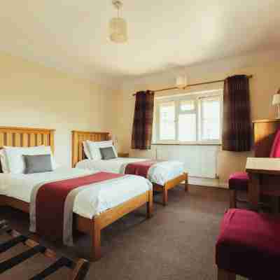 Charming Riverside Cottage - Ideal for Families & Groups, Pool, Gardens & River Rooms