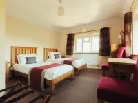 Charming Riverside Cottage - Ideal for Families & Groups, Pool, Gardens & River Hotel a Staines
