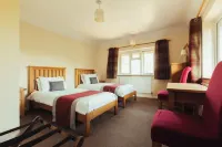 Charming Riverside Cottage - Ideal for Families & Groups, Pool, Gardens & River