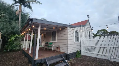 'Pickett's Cottage' - Circa 1868 - oldest in Knox, close to Dandenong Ranges. Отели в г. Фернтри Галли