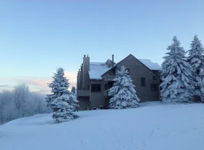 Mountain View Escape - 1BR Ski-in/out Rustic Condo Hotels near King's Covered Bridge