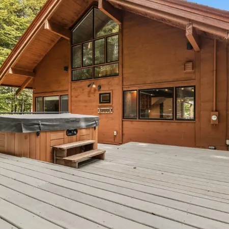 Charming 4-bedroom Ski house in Stratton with Shuttle or walk to slope.