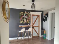 Newly Renovated Stylish 3rd Floor Apartment 5 mins from Country Club Plaza