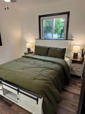 Cozy 2Br • Firepit • Minutes to Downtown & UW Campus • Near Lake Winnebago Reetz Softball Complex附近的飯店