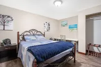 Paradise by the Creeks edge, hot tub overlooking creek, bar area w/ music BT Hotels in Mount Rushmore UT