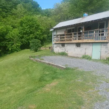 Cozy with spectacular views, easy access to I-64, and each end of the NRGNP