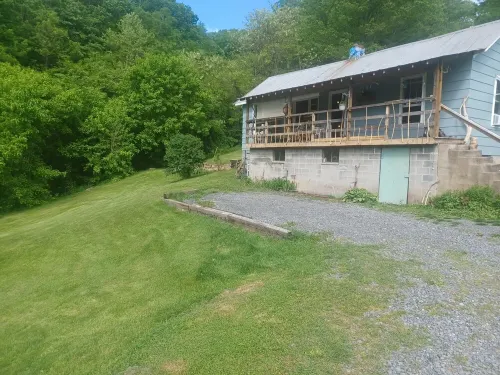 Cozy with spectacular views, easy access to I-64, and each end of the NRGNP