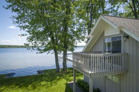 Lavish Lakehouse - Steps to Water-Kayaks, Dock & Boat Hoist, BBQ-Boaters Welcome