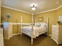 Exquisite Estate on 10 acres in North Albany.  15 minutes to OSU. Hotels in Albany