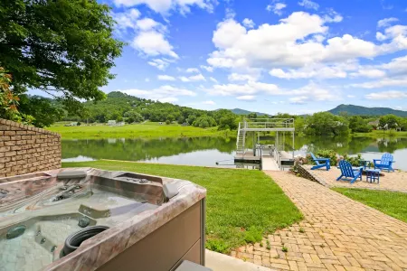 Peaceful Cove on Lake Chatuge-Dock-Hot Tub-Sauna