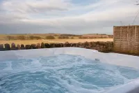 Cosy Northumberland farm cottage with hot tub in quiet location - 4-Star
