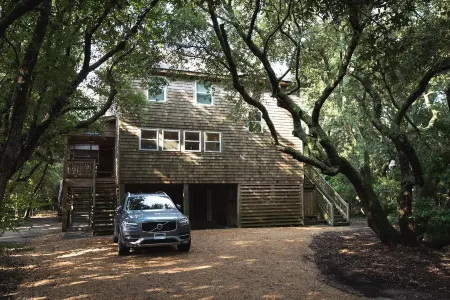 Wonderful House Short Walk to Ocean,Community Pool, Celebrate the Simple Life!