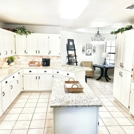 Large 3 bed/2 bath luxury home in central location!