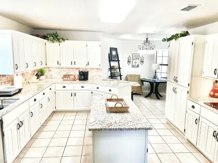 Large 3 bed/2 bath luxury home in central location!