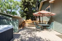 Spacious Layout │West Side │Walk Everywhere │Hot Tub │One Block to River Hotels near City Thrift