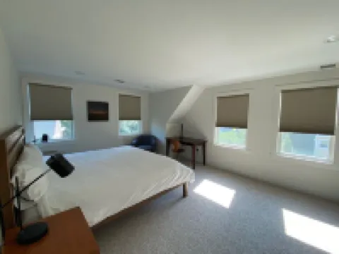 Newly built house, Central A/C, Walk to ferry, beach, and town