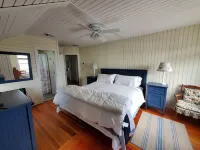 Quintessential New England Home on Private Beach -  Privatzimmer