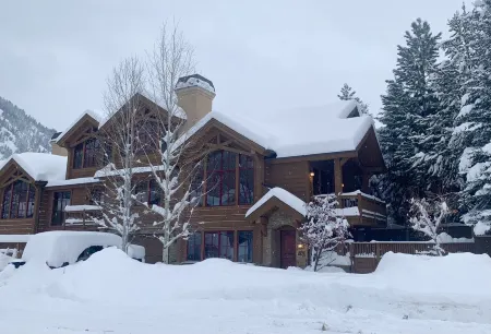 West Ketchum Townhouse Short Walk to Downtown Ketchum and Lifts-Hot Tub