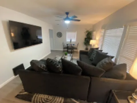 Charming 3-bedroom, newly renovated modern decor home in Akron,Goodyear Heights