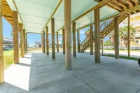 Spacious, Quiet 3Br Getaway, Seconds from the Beach, Large Deck for Sunning