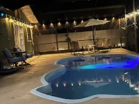 Beautiful private 4 bed family home w/pool . Sleep 10 people