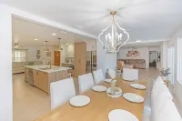 Stylish Stunning & Cozy Heated Pool Home Hotels in Deltona