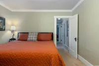 Historic Downtown │Walk Everywhere │Private Hot Tub │One Block to River