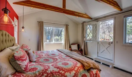 Gorgeous New Canyon Cottage steps to 5 star Broadmoor and limitless trail system