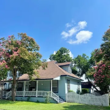 Spacious Victorian w/Game Room & Hot Tub