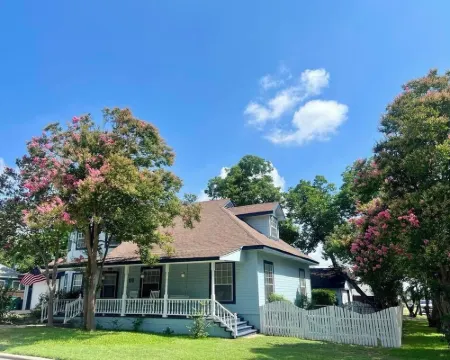 Spacious Victorian w/Game Room & Hot Tub Hotels in Pflugerville