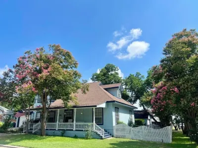 Unique, Spacious, Victorian-Style Home In Downtown Pflugerville Hotels near Ruffles & Rust