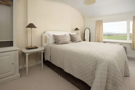 Beautiful stone cottage on the stunning Northumbrian coast. Отели рядом с достопримечательностью «The Lindisfarne Gospels Garden»