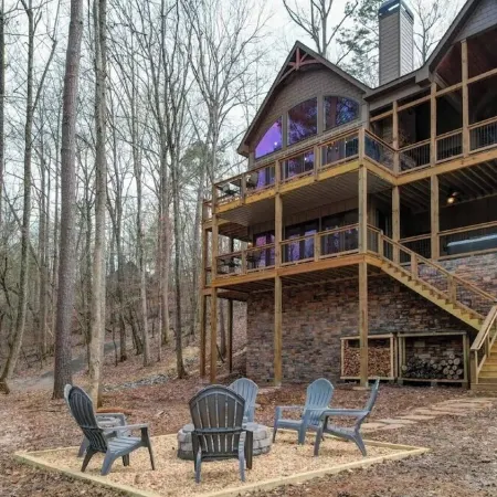 Riverfront Cabin! Hot Tub, Bar, & Fireplace; Family Friendly; Fire Pit