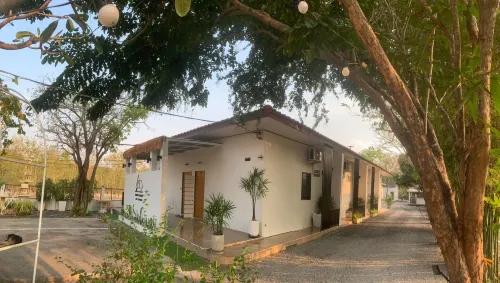 Naracha Minimal Resort Phayuha Khiri 호텔