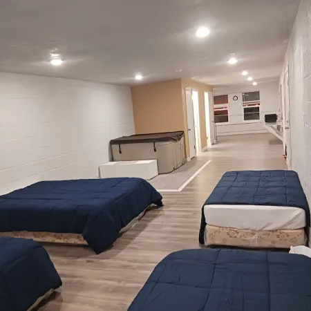 family reunion HQ. 8 beds 2 bathrooms and a hot tub!