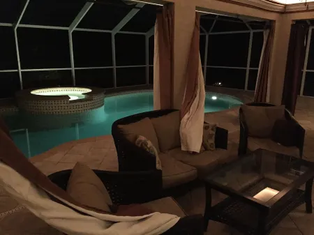 Modern 3 bedroom, 2 bath getaway with HEATED private pool and jacuzzi Отели рядом с достопримечательностью «Галф Кост Таун Сентер»