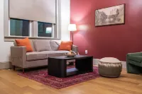 The Scarlet Suite - Luxury 2-bedroom Apartment in Downtown Sedalia