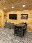 Cabin Unit 2 of 6 with 1 bedroom and WiFi, AC in serene Paige