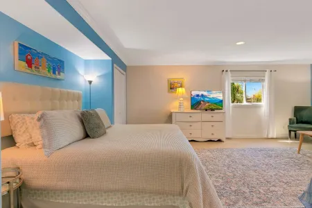 Coastal Room Near Laguna Beach, Close to Shops Отели рядом с достопримечательностью «Солт Крик Бич»
