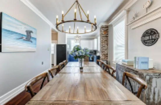 Modern Oasis Heated Pool, Spa 6 bedroom walk to beach, restaurants,