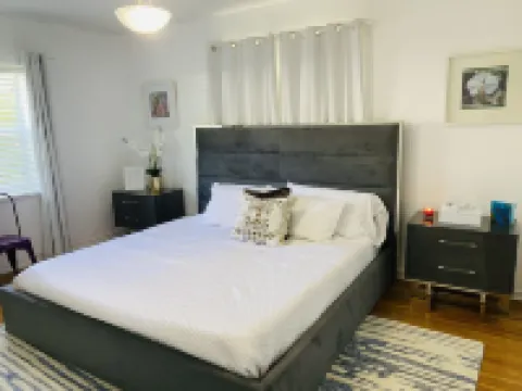 Charming 4 Bedroom Pool House - Miami Design District - 10 mins to Miami Beach.