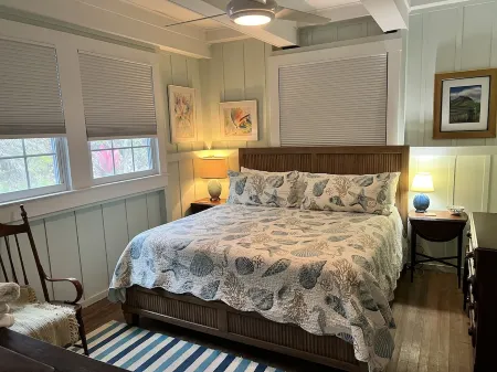 Beach block near Pier shops and restaurants, Historic cottage 3 bedrooms 2 1/2 B Отели рядом с достопримечательностью «Нейплс Пир»