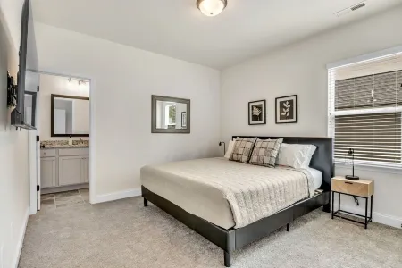 2BR Greer Condo: Pet-Friendly, King Beds, Fire Pit Отели в г. Грир