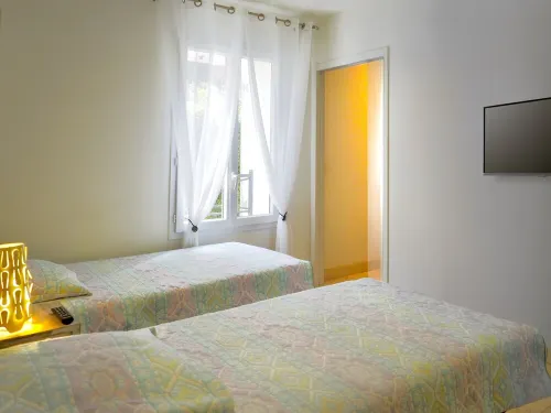 LUXURY T3 WITH GARAGE 150m FROM THE PORT