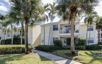 Unique Coastal Retreat W/2 Kings Hotels near Howard E. Futch Memorial Park at Paradise Beach