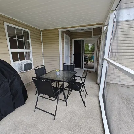 Work, Relax, Explore! 3 Bdrm House with screened in porch in New Bern.