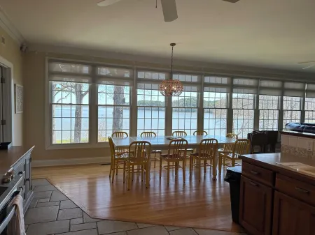 Living the Lake Life   w/2 kitchens 6 bdrms