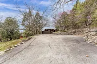 Spacious Lake-View Home + Cottage, Family Getaway Near Branson, Boat Parking Hotels in Ruth B Rural Township