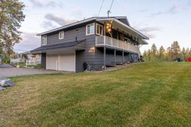 Updated 2-bedroom bungalow overlooking the river with fire pit in Post Falls