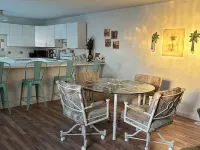Pop & Grand's on the Square! Apartment with a balcony on the square 山景城酒店